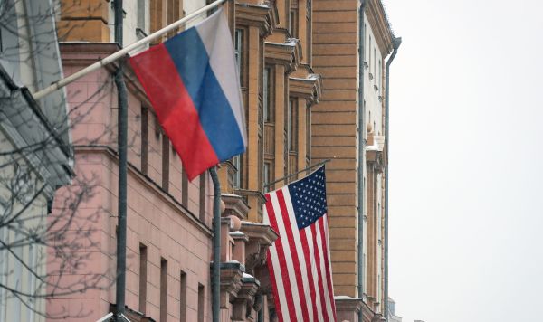 Флаг США на здании посольства на Новинском бульваре в Москве Флаг США на здании посольства на Новинском бульваре в Москве