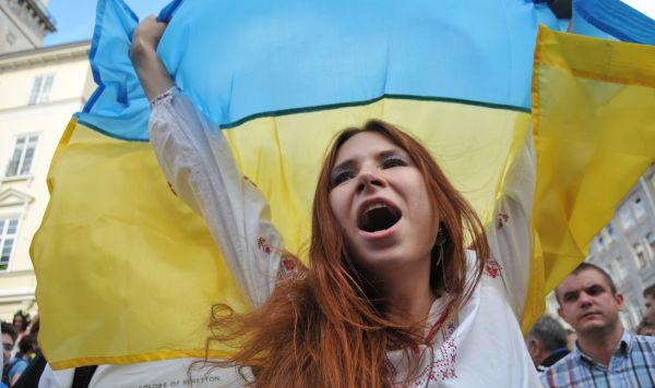Девушка с флагом Украины