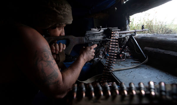 Украинский военнослужащий на позиции в Донбассе Украинский военнослужащий на позиции в Донбассе