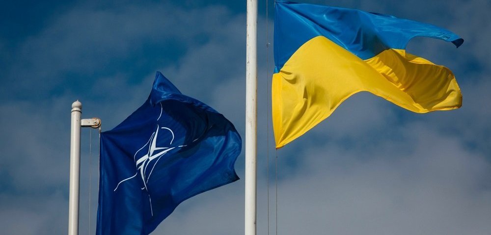 Национальный флаг Украины и флаг НАТО Национальный флаг Украины и флаг НАТО